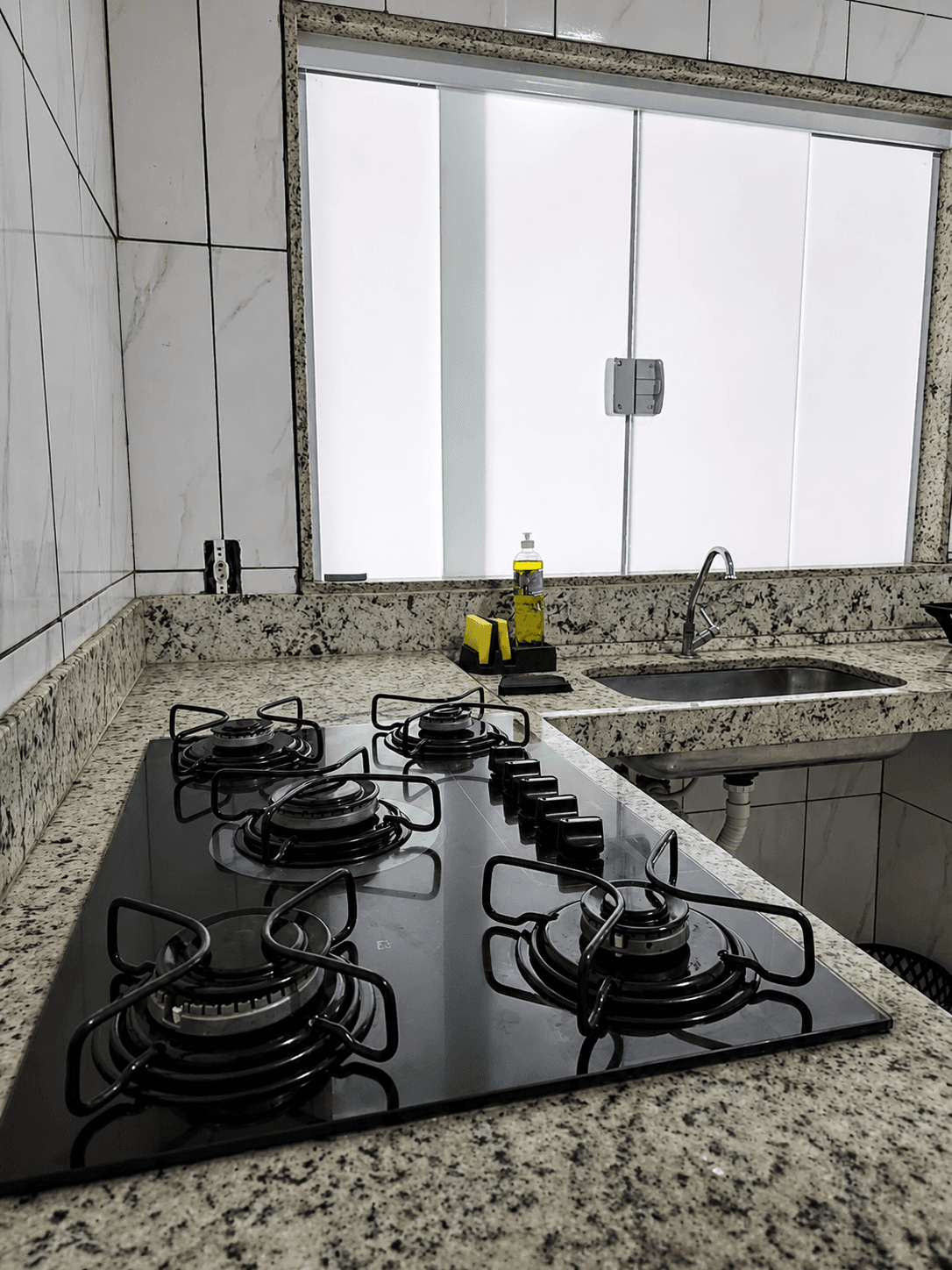 Cooktop e pia na área gourmet da Vila Agostinis.
