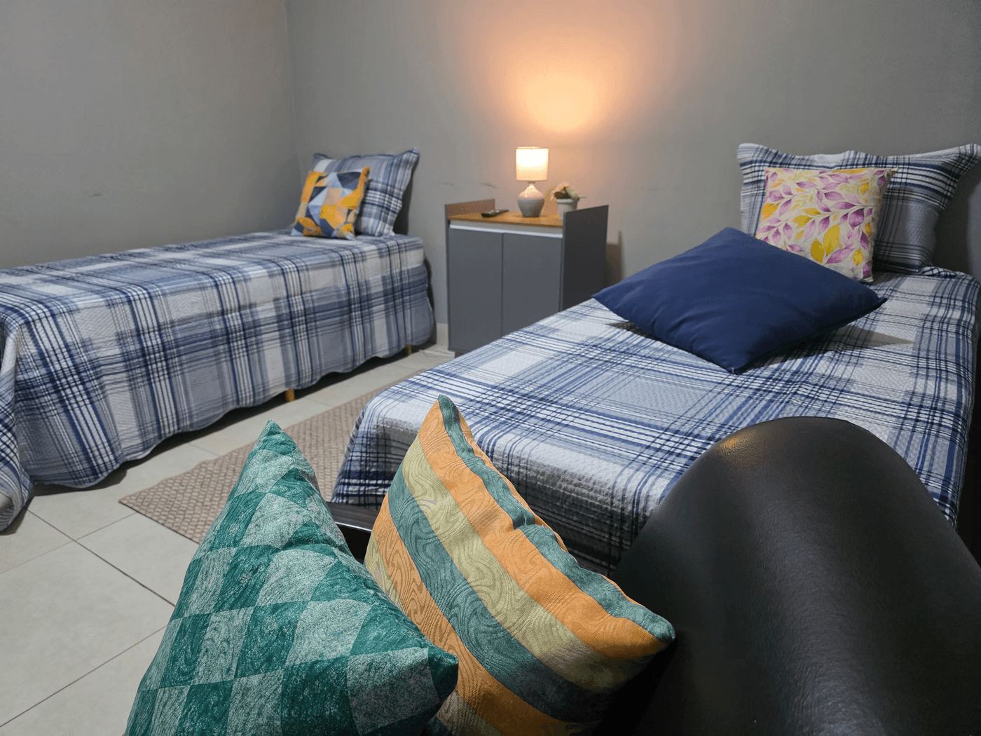 Quarto de apoio com duas camas e luminária